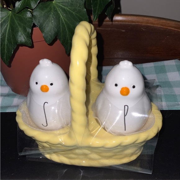 Rae Dunn Chicks in a Basket Salt & Pepper Shakers - Picture 5 of 6